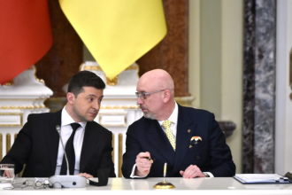 Guerre en Ukraine: Zelensky change son ministre de la Défense, la pression russe augmente