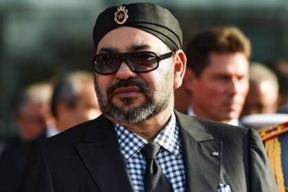 L’ONG HSF lance un appel à l’aide à SM le Roi Mohammed VI pour sauver des centaines de personnes expulsées d’Algérie et bloquées dans le désert