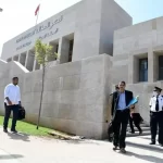 rès de 71% des 2.985 établissements de soins de santé primaires sont situés dans le monde rural, conformément à la politique de proximité adoptée par le ministère de tutelle, a déclaré lundi, le ministre de la Santé et de la Protection sociale, Khalid Ait Taleb. Les centres de santé ruraux avec les structures d’accouchements, représentent 70% du total des centres au niveau national, a affirmé le ministre dans sa réponse à une question à la Chambre des représentants sur « la généralisation des maternités dans le monde rural et la création des maisons d’accouchement », soulignant, dans ce sens, que le monde rural fait l’objet d’une attention particulière. S’agissant de la programmation de la création des centres de santé primaires, y compris celles liées à l’accouchement, M. Ait Taleb a mis en avant l’adoption d’une approche basée sur l’examen de critères précis dans la carte sanitaire nationale, liés à la densité de population dans la zone concernée, aux spécificités épidémiologiques et aux caractéristiques géographiques, aux côtés d’autres critères qui visent à maîtriser l’offre de santé avec une rationalisation optimale des ressources humaines.