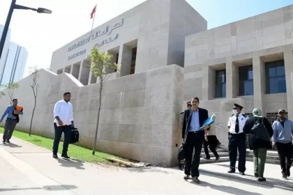 rès de 71% des 2.985 établissements de soins de santé primaires sont situés dans le monde rural, conformément à la politique de proximité adoptée par le ministère de tutelle, a déclaré lundi, le ministre de la Santé et de la Protection sociale, Khalid Ait Taleb. Les centres de santé ruraux avec les structures d’accouchements, représentent 70% du total des centres au niveau national, a affirmé le ministre dans sa réponse à une question à la Chambre des représentants sur « la généralisation des maternités dans le monde rural et la création des maisons d’accouchement », soulignant, dans ce sens, que le monde rural fait l’objet d’une attention particulière. S’agissant de la programmation de la création des centres de santé primaires, y compris celles liées à l’accouchement, M. Ait Taleb a mis en avant l’adoption d’une approche basée sur l’examen de critères précis dans la carte sanitaire nationale, liés à la densité de population dans la zone concernée, aux spécificités épidémiologiques et aux caractéristiques géographiques, aux côtés d’autres critères qui visent à maîtriser l’offre de santé avec une rationalisation optimale des ressources humaines.