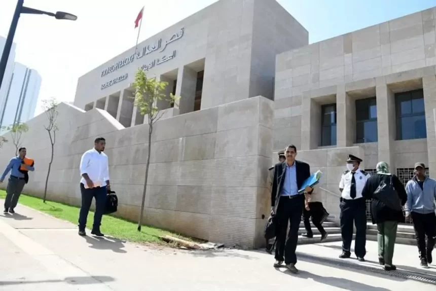 rès de 71% des 2.985 établissements de soins de santé primaires sont situés dans le monde rural, conformément à la politique de proximité adoptée par le ministère de tutelle, a déclaré lundi, le ministre de la Santé et de la Protection sociale, Khalid Ait Taleb. Les centres de santé ruraux avec les structures d’accouchements, représentent 70% du total des centres au niveau national, a affirmé le ministre dans sa réponse à une question à la Chambre des représentants sur « la généralisation des maternités dans le monde rural et la création des maisons d’accouchement », soulignant, dans ce sens, que le monde rural fait l’objet d’une attention particulière. S’agissant de la programmation de la création des centres de santé primaires, y compris celles liées à l’accouchement, M. Ait Taleb a mis en avant l’adoption d’une approche basée sur l’examen de critères précis dans la carte sanitaire nationale, liés à la densité de population dans la zone concernée, aux spécificités épidémiologiques et aux caractéristiques géographiques, aux côtés d’autres critères qui visent à maîtriser l’offre de santé avec une rationalisation optimale des ressources humaines.